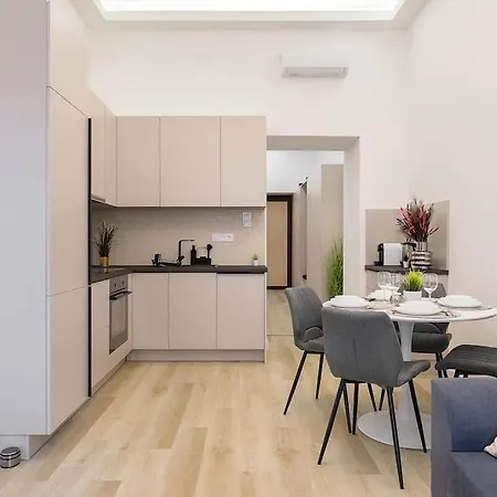 Deluxe Retreat - Free Parking Apartment Budapest