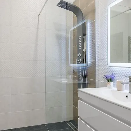 Deluxe Retreat - Free Parking Apartment