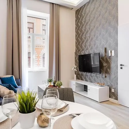 Deluxe Retreat - Free Parking Apartment