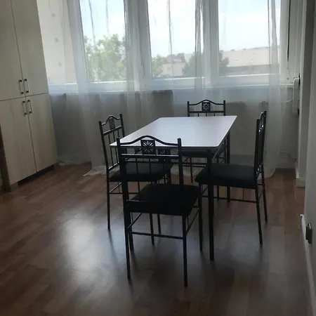 Pillango Parki Kis Lakas 15 Percre A Belvarostol * בודפשט