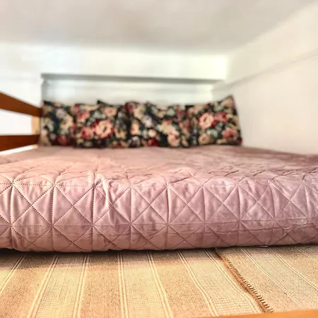 Cozy Art Flat Downtown Buda *