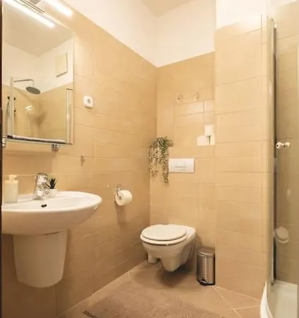 Bright Downtown Balcony Retreat * Budapest