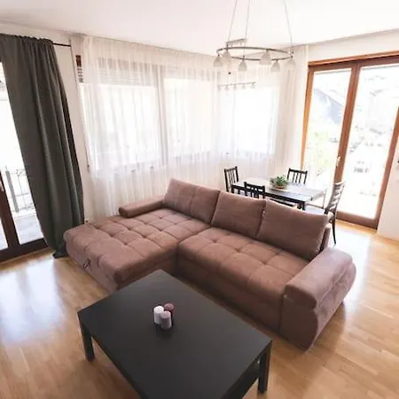 Bright Downtown Balcony Retreat Apartment *