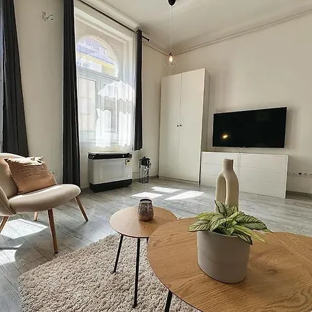 Lujza - Modern * Budapest