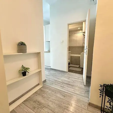 Lujza - Modern * Budapest