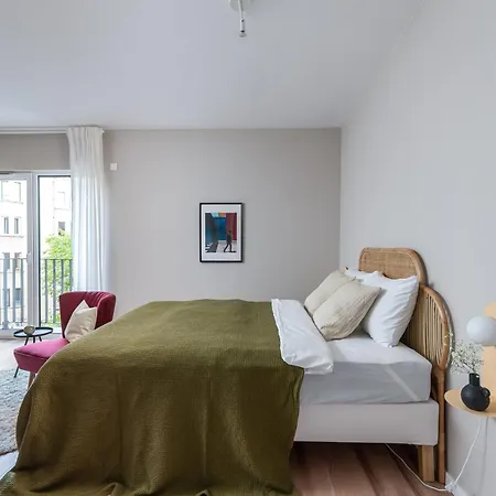 Oliver Boutique Studio - Brand New, Central, Quiet Apartment *