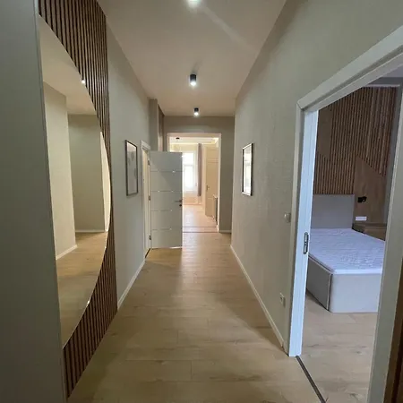Apartment Center 4! Modern And Cozy 3br In Center!