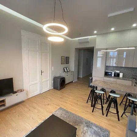 Apartment Center 4! Modern And Cozy 3br In Center!