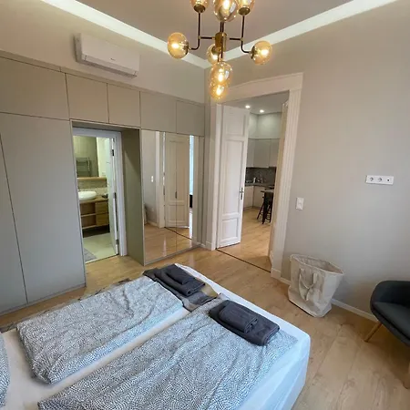 Apartment Center 4! Modern And Cozy 3br In Center! *