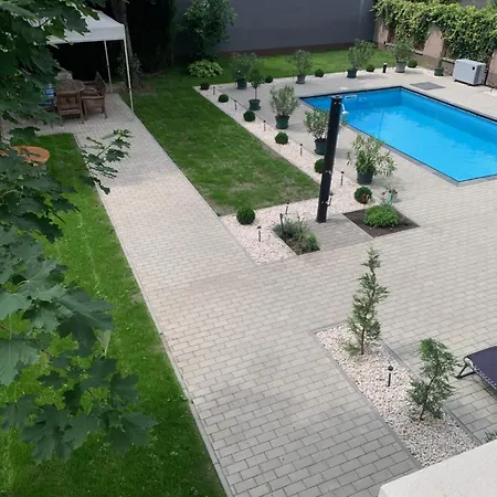 Pool And דירה בודפשט