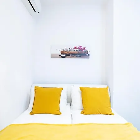 Ultra - Large With Balcony Apartment *