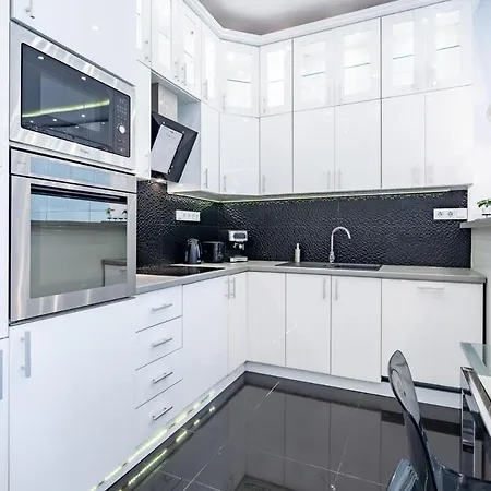 Ultra - Large With Balcony Apartment *