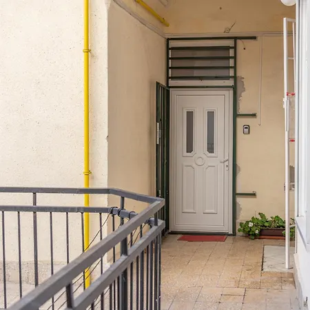 Viol Apartment *