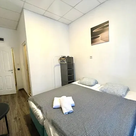 Aradi With Private Bathroom In The Centre *