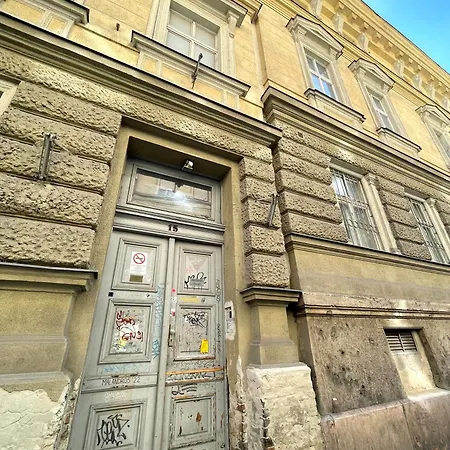 Aradi With Private Bathroom In The Centre Budapest