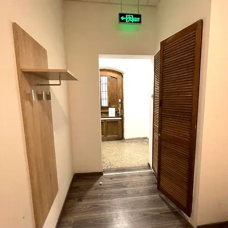 Aradi With Private Bathroom In The Centre *