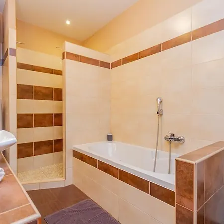 Apartment Synagogue Loft 3br Free Parking Budapest