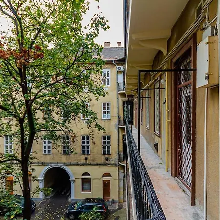 Apartment Synagogue Loft 3br Free Parking Budapest