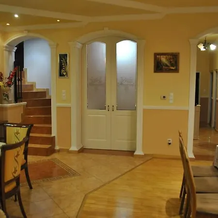 Exigens House Apartman *