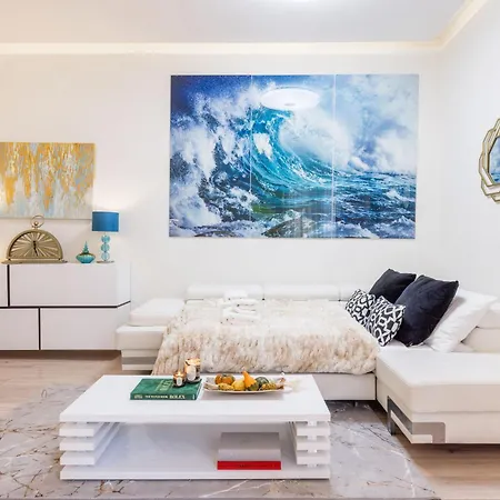 Designer Luxury Next To Dohany Synagogue With Balcony