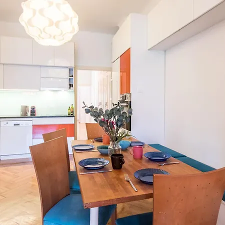 Apartment - Spacious - Classic Charm
