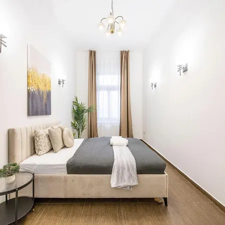 Deluxe & Cozy Located Joseph Boulevard *