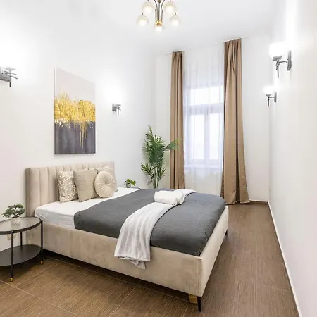 Apartment Deluxe & Cozy Located Joseph Boulevard