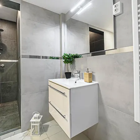 New Modern Homes Rakoczi 57 *