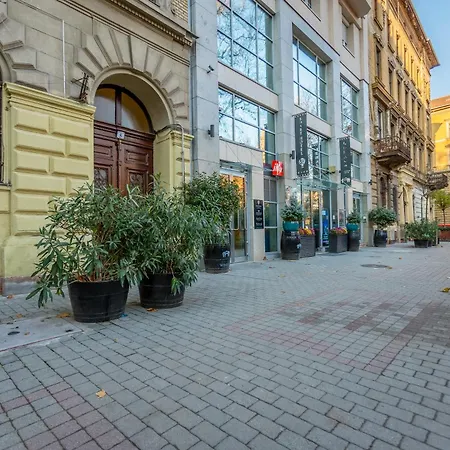 Lovolde Square - Next To Famous Andrassy Avenue