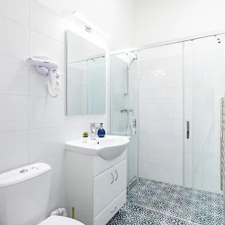 - Stylish New - Ac Apartment *
