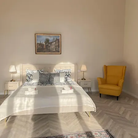 Opera Luxury Resident Apartment *