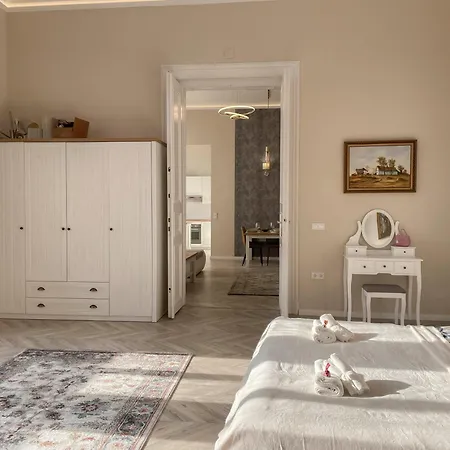 Opera Luxury Resident Apartment *