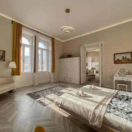 Opera Luxury Resident *