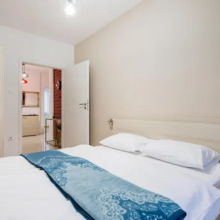 Apartment Chic Downtown Getaway