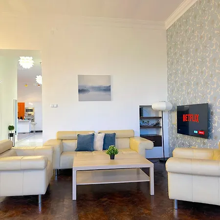 Stunning 150m2 3-bedroom With Balcony Lejlighed *