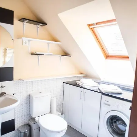4-room With Aircon And Balcony Free Parking Apartment