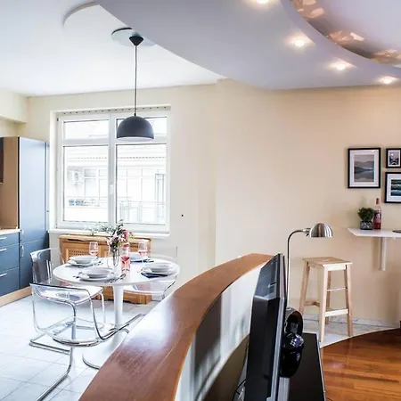 4-room With Aircon And Balcony Free Parking *