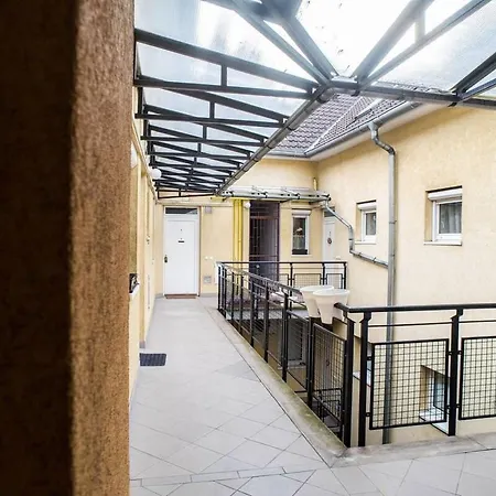 4-room With Aircon And Balcony Free Parking *