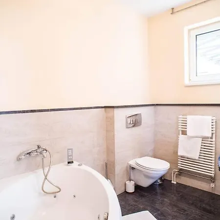 Apartment 4-room With Aircon And Balcony Free Parking *
