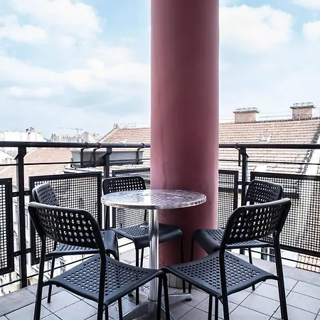 4-room With Aircon And Balcony Free Parking