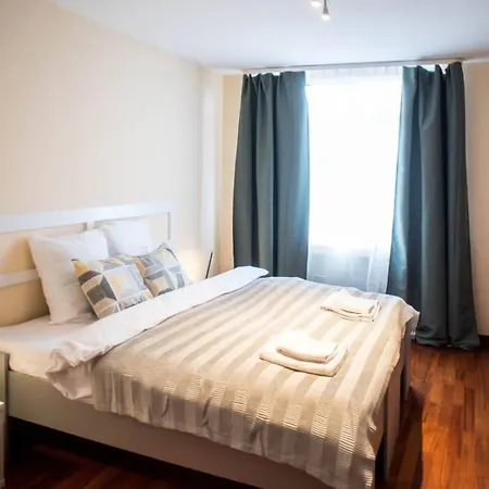 4-room With Aircon And Balcony Free Parking *