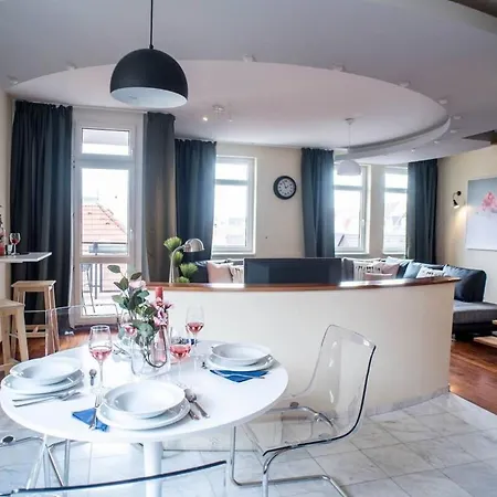 4-room With Aircon And Balcony Free Parking