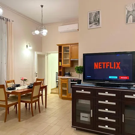 Heart Of The Cozy Corner With Free Parking & Ac Budapest
