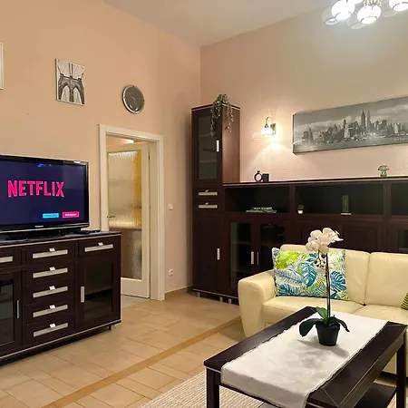 Heart Of The Cozy Corner With Free Parking & Ac Apartment