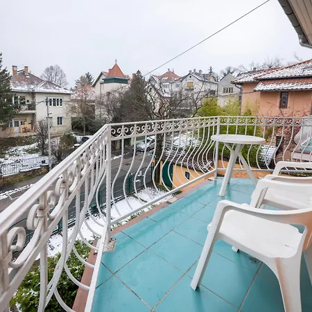 Kristal Gellert Hill *