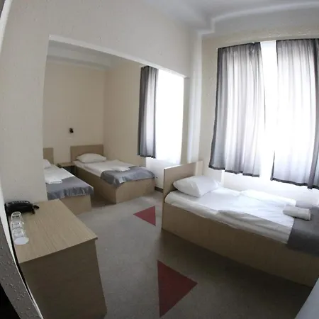 Free Parking, Free Breakfast, Only 15 Minutes To Center Budapešť