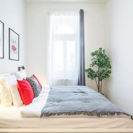 Excellent Location Magnificent Flat Apartment