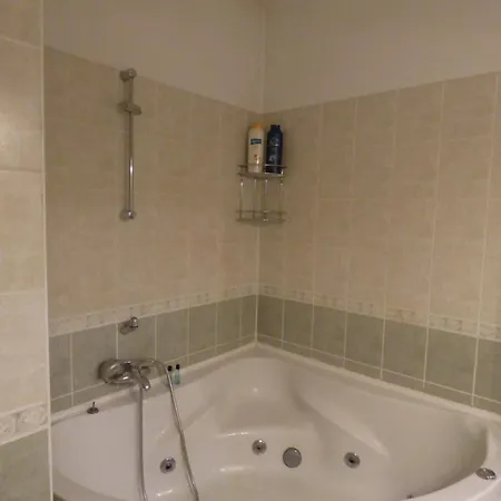 Bok - Modern 2br W Balcony, Free Indoor Parking! Budapest