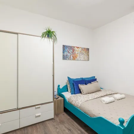 Turquoise Apartment *