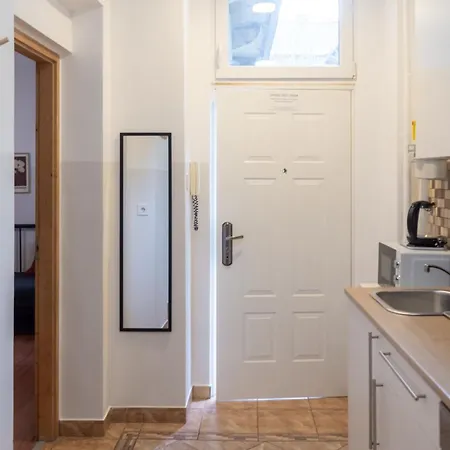 Apartment Cozy In Akacfa Street